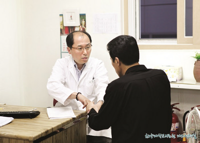 노숙인들의 등불로 살다 - 김영수 한양대병원 신경외과 교수