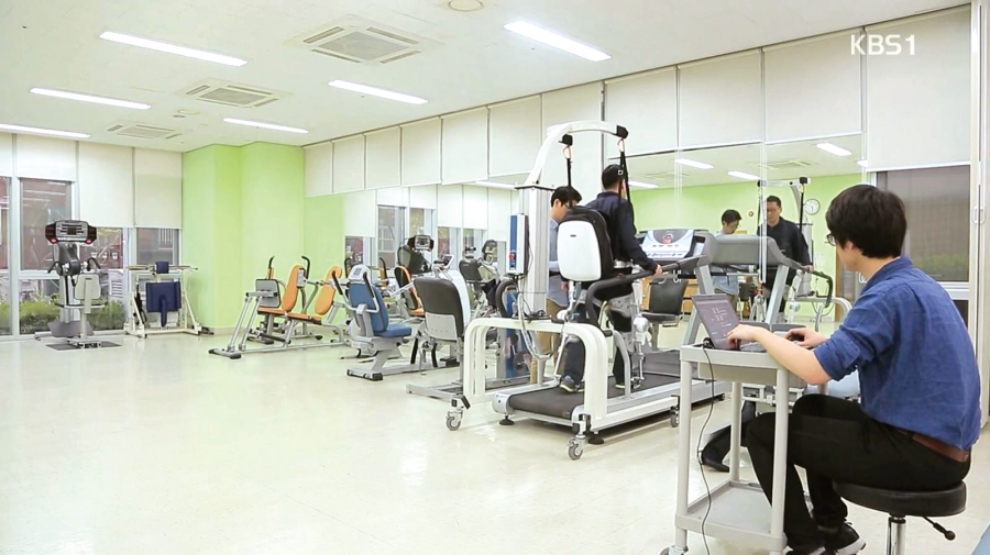 김미정 교수의 재활 의료 로봇 연구를 소개한 KBS 특집 다큐의 한 장면