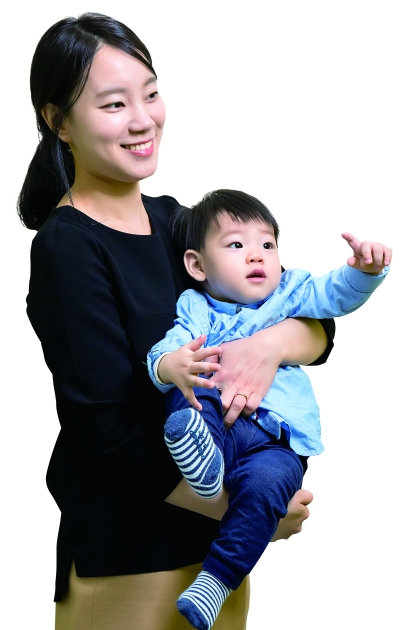 태어나자마자 신생아 중환자실에서 3주를 보낸 박재유 군(15개월). 그런 아이의 질환 을 바라보며 본인의 잘못인 것만 같았던 재유 군의 어머니 이현송 님은 소아청소년과 박 현경 교수를 만나 용기와 긍정적인 기운을 받았다. 아이뿐 아니라 부모도 함께 건강하 게 성장하는 방법을 배우고 깨달았기 때문이다. 정리. 이유정 사진. 김지원  박현경 교수님께 첫 아이라서 걱정보다는 장밋빛 미래가 앞섰던 저희 부부에게 임신 30주에 접어들며 찾아왔던 조기 진통은 두려움 그 이상이었습니다. 자궁 수축 억제제를 맞으며 버티다가 35주를 겨우 채우고 재유를 낳았습니다. 무사히 만났다는 안도감도 잠시, 청색증을 보이며 자발 호흡을 유지할 수 없던 아이는 계면활성제 치료를 받으며 신생아중환자실에서 인큐베이터 생활을 시작했습니다.  맨몸에 기저귀 하나만 차고 각종 호스와 호흡기, 테이프, 연결되어 있는 모든 것들에 가려 재유의 모습을 볼 수 없을 때, 부모이면서 아무것도 해줄 수 없다는 사실에 크게 좌절하기도 했습니다. 그럴 때마다 박현경 교수님께서 따뜻한 격려와 더불어 뼈와 살이 되는 이야기로 저와 남편의 중심을 잡아주셨지요. 한양대학교병원에서 수련의 생활을 했던 남편도 교수님의 회진 모습을 보며 보호자의 입장을 헤아리는 태도, 환자의 마음을 들여다보는 자세를 배웠다며 두고두고 이야기하곤 합니다.  부드러운 카리스마로 재유와 저희 부부를 인간적으로 대해주셨던 박현경 교수님. 재유의 시작이 비록 건강하진 못했지만 교수님을 만나 오히려 큰 희망을 선물 받았다고 생각합니다. 교수님을 비롯해 소아청소년과 의료진에게 받은 도움과 위로가 씨앗이 되어 재유를 건강하고 바른 아이로 키우겠습니다. 재유가 세상에 큰 사랑을 베풀 수 있는 사람이 될 수 있도록 많이 보듬고, 가르치며 돕겠습니다. 교수님 언제나 건강하시고요, 다음 진료 땐 더욱 건강한 모습으로 찾아뵙겠습니다.  재유 엄마, 이현송 드림  이현송 님께 처음 재유 군을 봤을 때 외견상으로는 극소 미숙아에 속하지 않는다고 생각했습니다. 하지만 청색증이 관찰되고 점차 호흡이 빨라져 신생아 호흡곤란증후군 진단을 내렸습니다. 신생아 호흡곤란증후군은 폐포가 펴지지 않아 호흡곤란을 유발하는 질환으로 빠른 조치가 필요합니다. 그래도 인큐베이터 안에서 3주간의 치료 과정을 씩씩하게 잘 이겨낸 재유 군이 너무나도 기특했습니다.  지금도 인상적으로 생각하는 부분은 재유 군 부모님의 침착한 모습이었습니다. 신생아중환자실에서 안절부절 못하는 부모님들의 조급한 마음을 어떻게 위로해야 할까 생각이 많은 소아청소년과 의료진의 입장에서 저희를 전적으로 믿고 의지하는 보호자분들을 만나면 굉장한 아군처럼 느끼곤 합니다. 재유 군이 호흡기를 떼고 온전하게 웃던 날, 부모님, 재유, 의료진이 모두 서로에게 도움이 많이 된 든든한 아군이었음을 깨달았습니다.  아이의 첫돌을 기념해 소아청소년과에 소정의 금액을 기부 해주신 재유 군의 부모님께 신생아중환자실에 누워 있는 아이들, 그리고 그들의 부모님, 의료진을 대표하여 감사의 인사를 드립니다. 미숙아 퇴원교육 때도 말씀드렸지만 재유 군에게는 정서적인 안정이 필요합니다. 이미 신생아 중환자실에서 한 번의 트라우마를 겪었기에 따뜻하게 보듬어 주시는 것이 좋습니다. 아인슈타인, 처칠, 나폴레옹과 같은 위인도 미숙아로 태어났습니다. 출발점은 평범하지 않았지만 그들의 인생은 많은 이들에게 교훈이 되고 있지요. 재유 군도 받은 사랑만큼 널리 나눌 수 있는 사람이 될 수 있길 바라며, 늘 사랑이 가득한 가정이길 기도하겠습니다.  박현경 드림