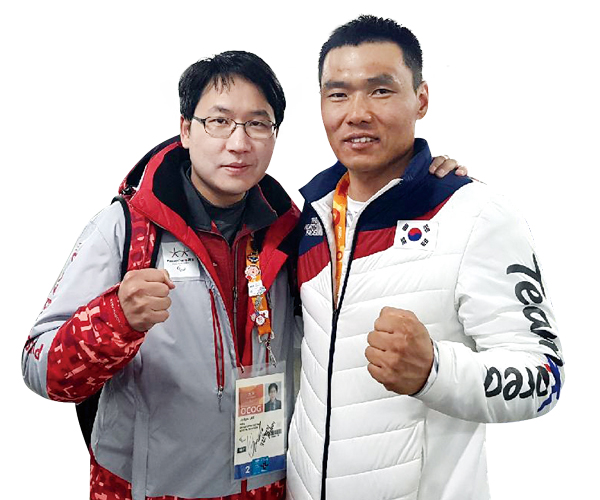 정형외과 이진규 교수, 한국 최초 동계패럴림픽 금메달리스트 신의현 선수와 함께