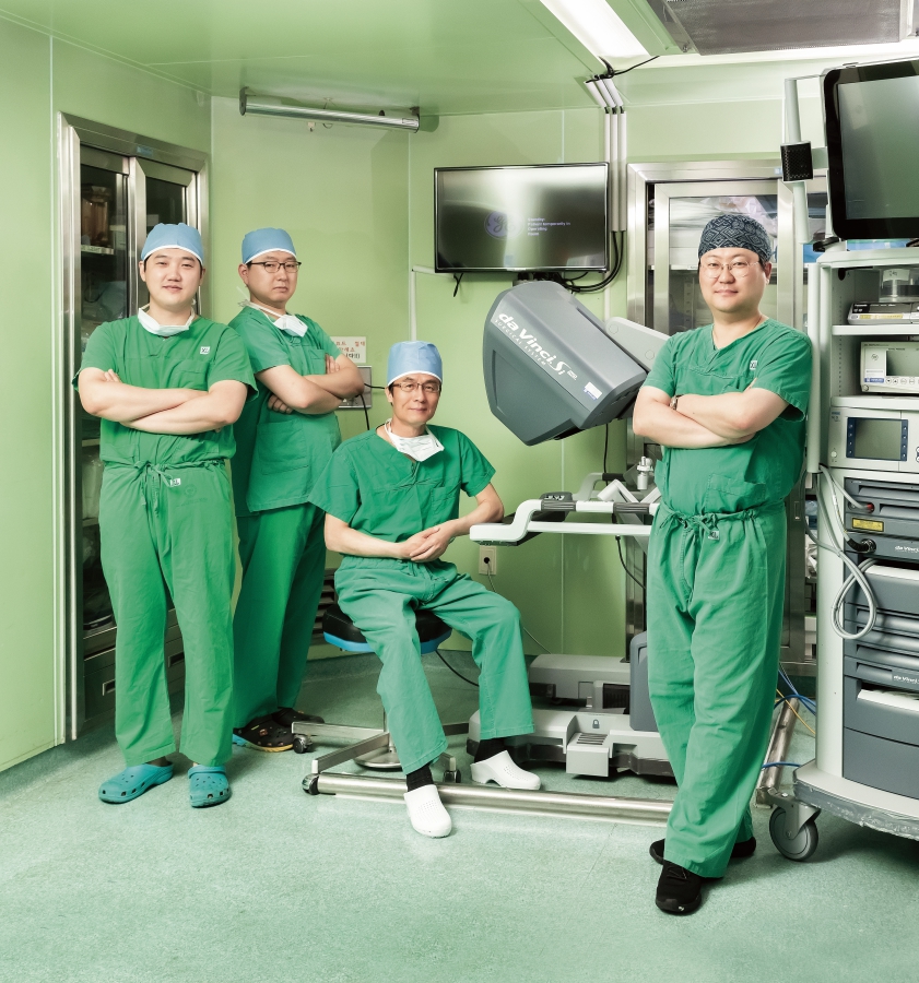 로봇 수술 어벤져스 - 왼쪽부터 비뇨의학과 조정기 교수, 윤영은 교수, 이비인후과 태경 교수, 비뇨의학과 박성열 교수